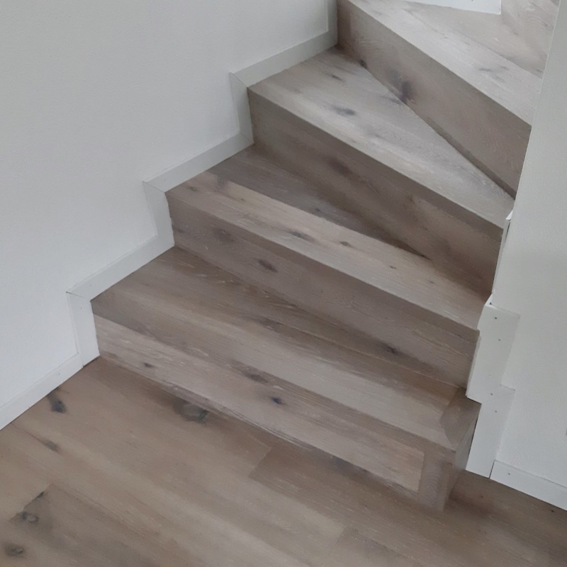 Treppe in Henggart - Parkett von Kährs mit Leisten